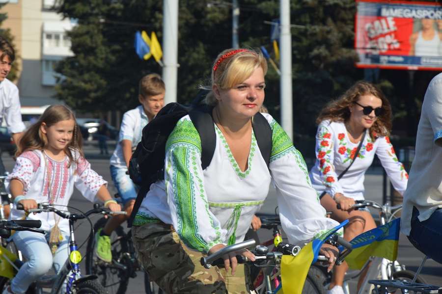 Велосипедисти у вишиванках кружляли Луцьком (фото) 