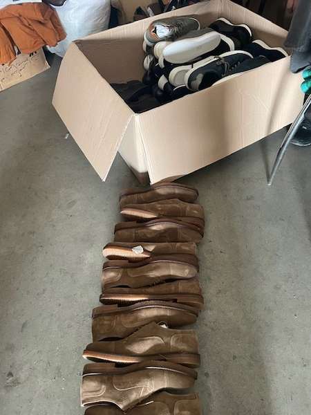 (Не)секондхенд: підприємець хотів провезти через «Ягодин» тонни нового взуття (фото)