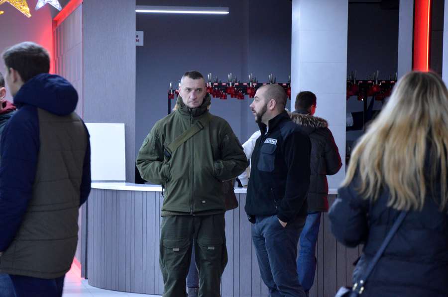 Як волинські атовці дивилися прем'єрний показ фільму про Донецький аеропорт (фото)