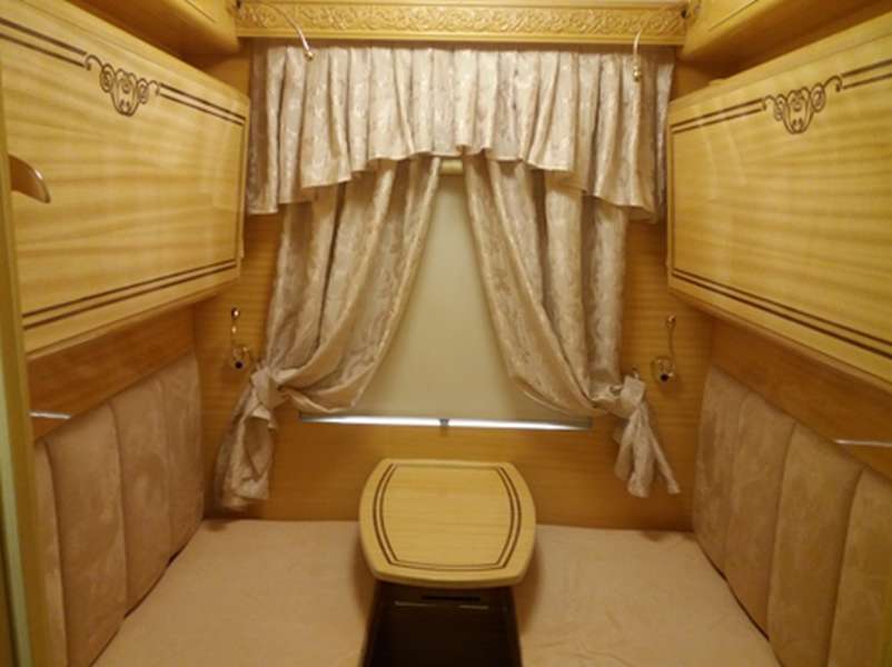 Кухня, ванна та м'який куточок: «Укрзалізниця» показала VIP-вагон (фото)