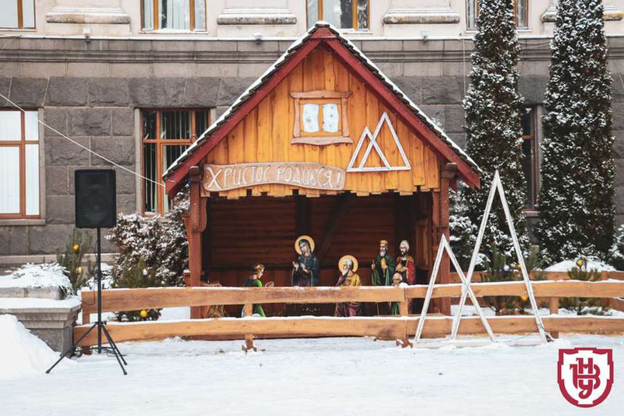 У Луцьку біля головного корпусу ВНУ відкрили різдвяну шопку (фото)