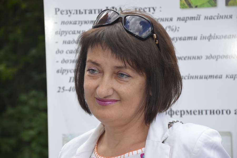 Представнику інституту картоплярства Наталії Захарчук подобається творчий підхід до роботи працівників ДСГДС><span class=