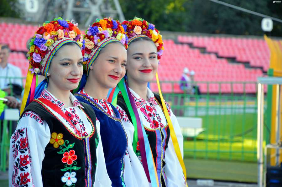 Гарні дівчата у традиційних українських вбраннях вручали призерам медалі