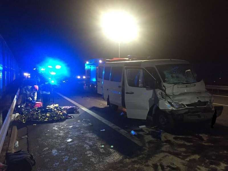 У Польщі мікроавтобус з українцями врізався у вантажівку – 7 постраждалих (фото)