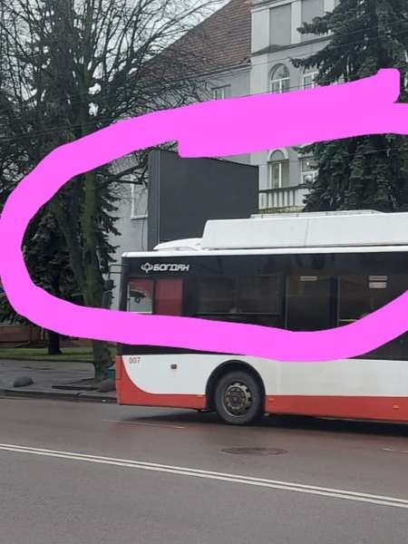 У Луцьку тролейбус «зніс» частину рекламного борда (фото)