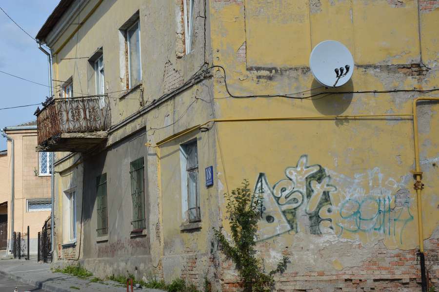 В будинку на вулиці П'ятницька Гірка, 18 мешкають люди, які намагаються покращити свої житлові умови