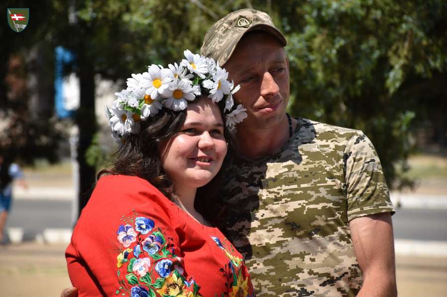 На Донеччині у волинській бригаді відгуляли подвійне весілля (фото)