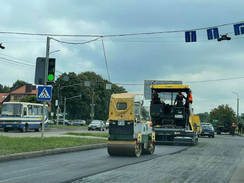 Уже вирівнюють асфальт: коли завершать ремонт найгіршого перехрестя в Луцьку (фото)