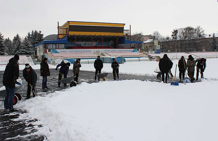 Матч на носі: тренери і фани розчищали луцький  «Авангард» від снігу (фото) 