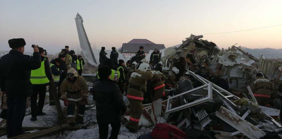 У Казахстані впав літак зі 100 пасажирами на борту (фото, відео)