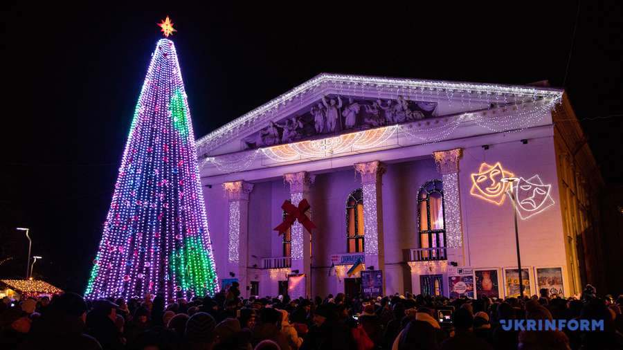 Як виглядають новорічні ялинки в різних містах України