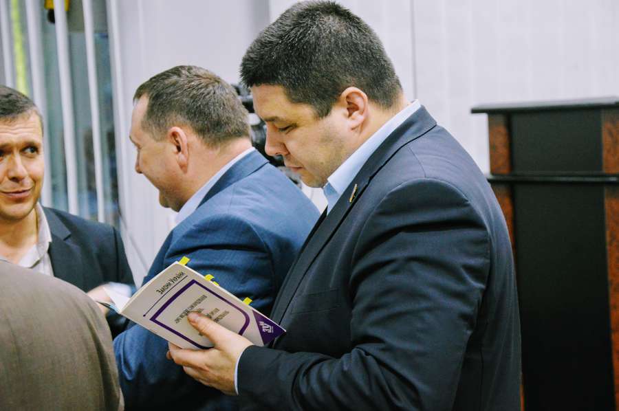 Закон  «Про місцеве самоврядування в Україні» побував цього дня в руках багатьох депутатів