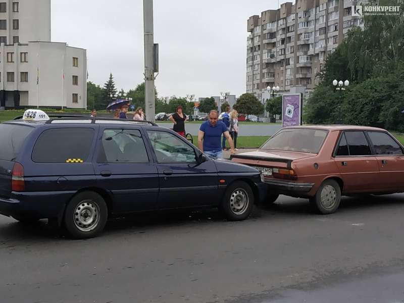Не зреагував на «червоне»: у Луцьку таксі протаранило легковик (фото)