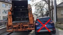 «Зухвале паркування»: у Луцьку легковик не дав проїхати сміттєвозу (фото)