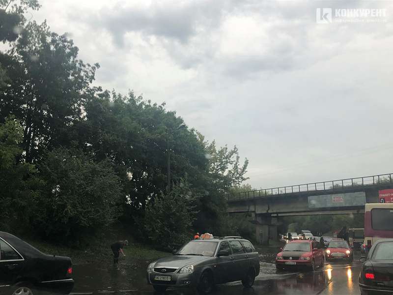 У Луцьку «попливла» вулиця: автомобілі стоять у заторах (фото)
