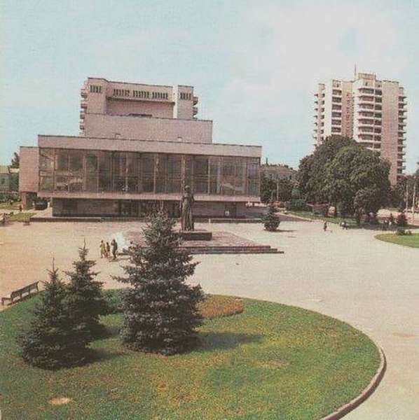 «Ялинкове тріо» в центрі Луцька понад 40 років тому (ретрофото)