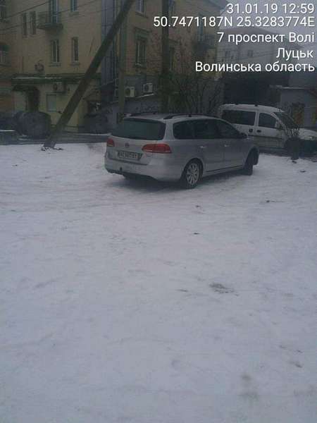 Паркуються на тротуарах: у Луцьку оштрафували 9 водіїв (фото)