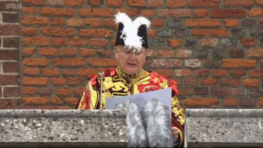 Гербовий король зачитує текст прокламації з балкону Сент-Джеймського палацу
