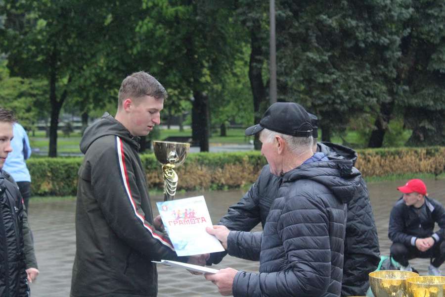 Дощ і перемоги: в Луцьку відбулася легкоатлетична естафета (фото)