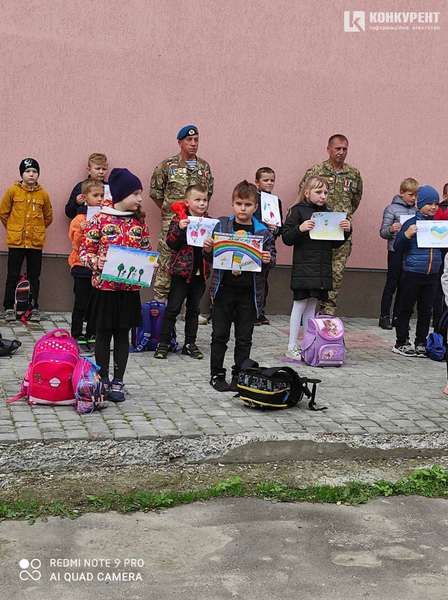 Луцькі школярі передали малюнки та солодощі захисникам України