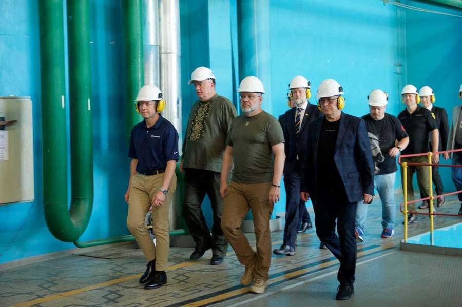 Україна вперше завантажила у реактор Рівненської АЕС ядерне паливо зі США (фото)