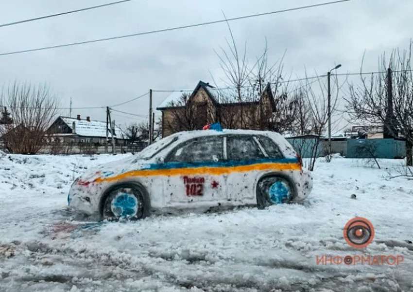 У Дніпрі зі снігу зліпили авто поліції, інші викликали копів його забрати (ФОТО)