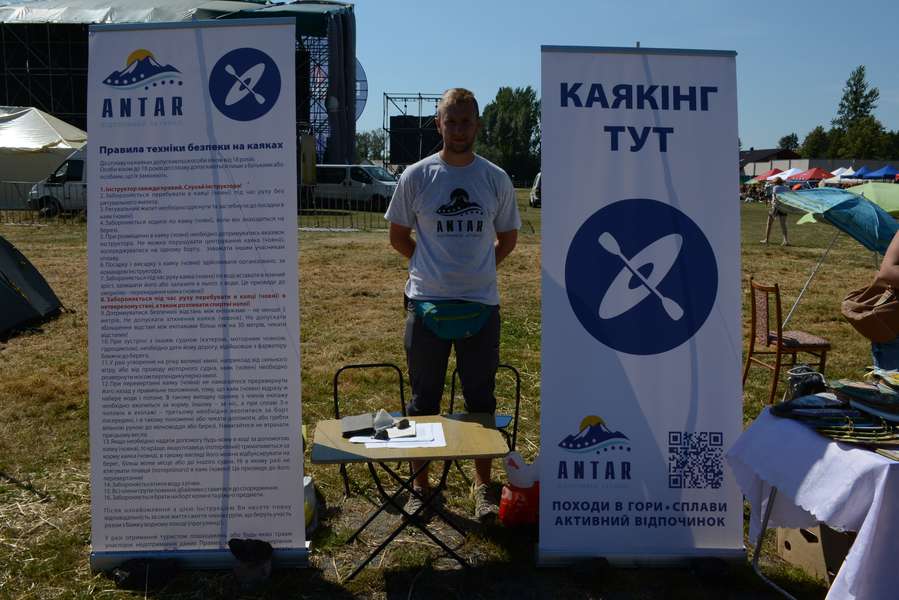 Засновник туристичного клубу ANTAR Тарас Сиротюк організовує для фестивальників сплави на Волині