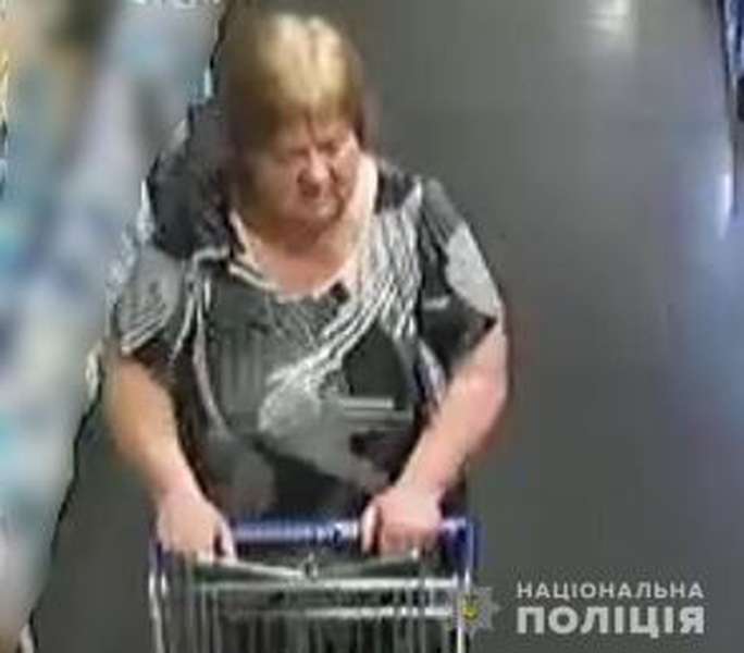 Магазинні крадіжки у Луцьку: поліція розшукує жінку (фото, відео)