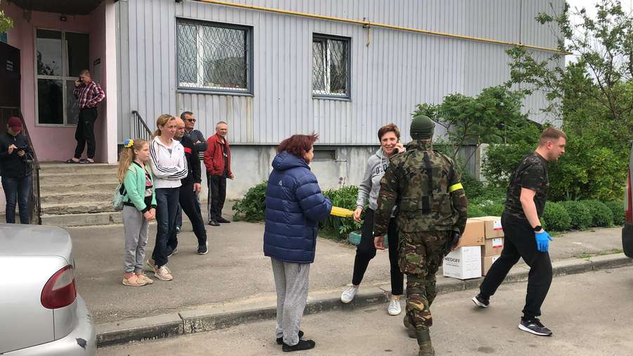 «Свідомі» привезли «сімейні пакунки» у звільнені від окупації містечка Харківщини (фото)
