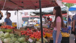 Скільки коштує молода капуста та черешня на ринку у Луцьку(відео)