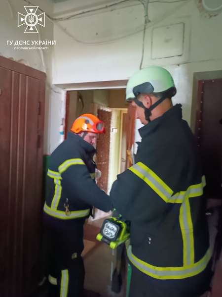 Не виходила на зв'язок: рятувальники вибили двері помешкання в центрі Луцька