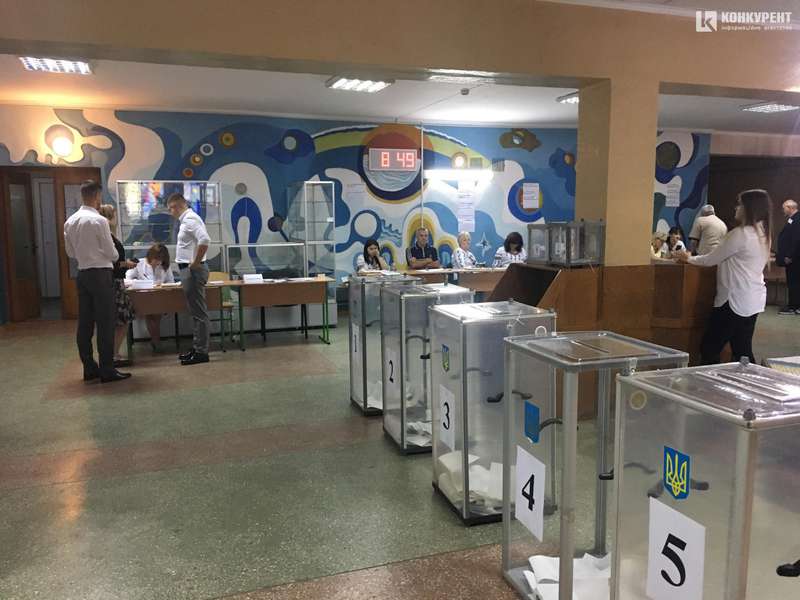 Як на дільницях у Луцьку стартувало голосування (фото)