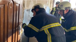 У Луцьку рятувальникам довелося ламати двері, аби допомогти хворому (фото)