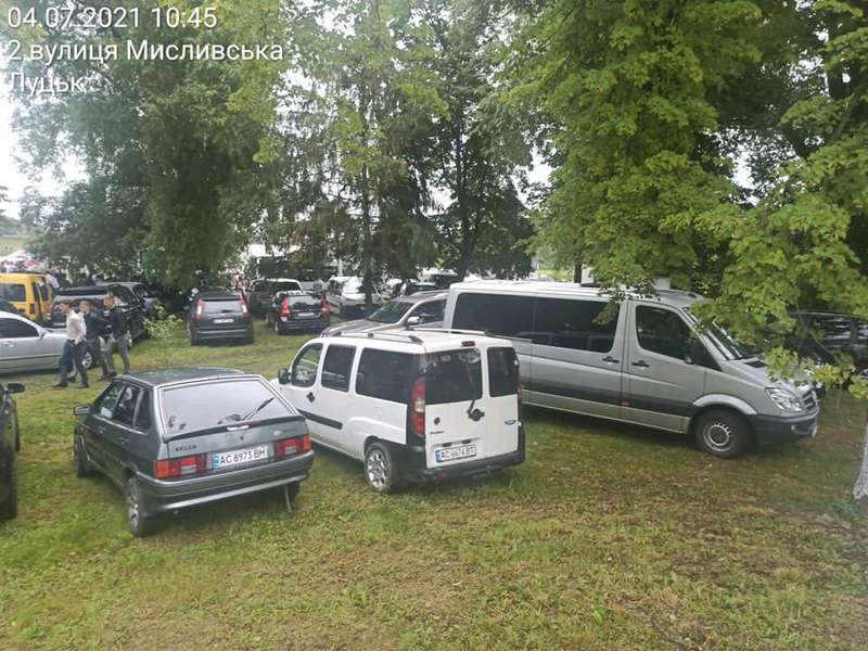 У Луцьку кількадесят християн припаркували авто просто на газоні (фото, відео)
