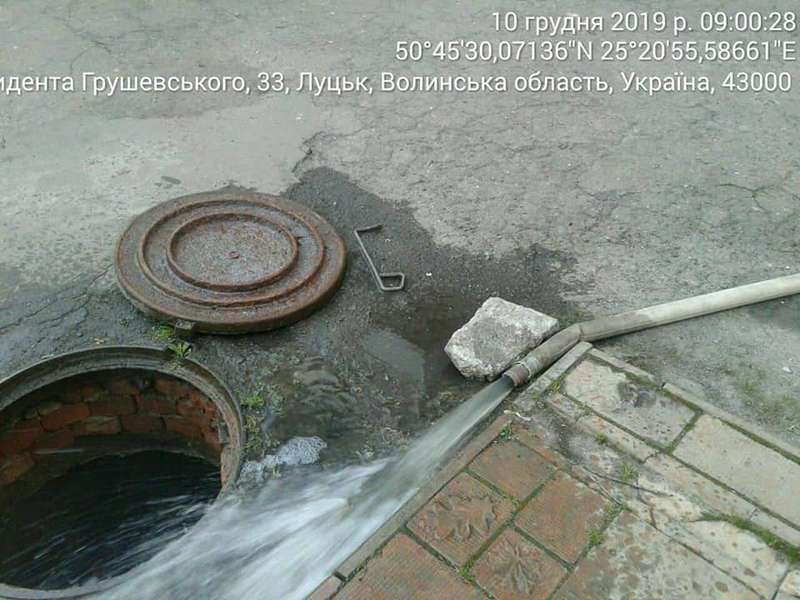 У Луцьку майстер ЖКП №3 викинув каналізаційні відходи на території будинку (фото)