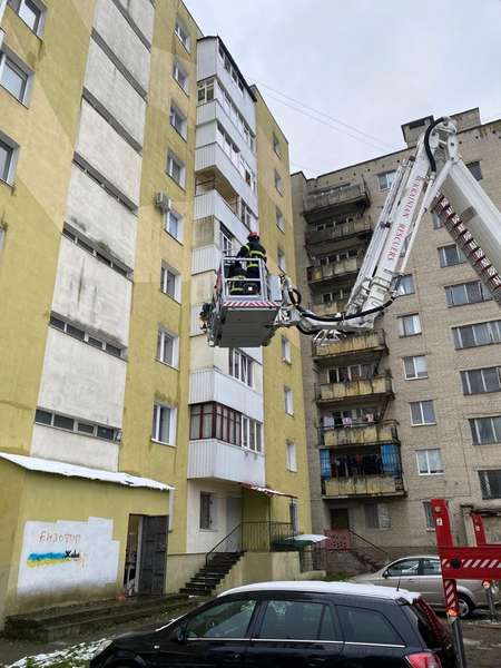 У Луцьку рятувальники визволяли з зачиненої квартири на п'ятому поверсі дворічну дитину (фото)