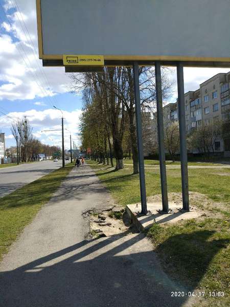 У Луцьку просять відновити пішохідну доріжку біля білборда (фото)