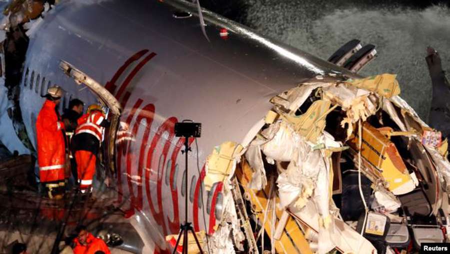 Розпався навпіл: у Стамбулі при посадці розбився літак (фото, відео)