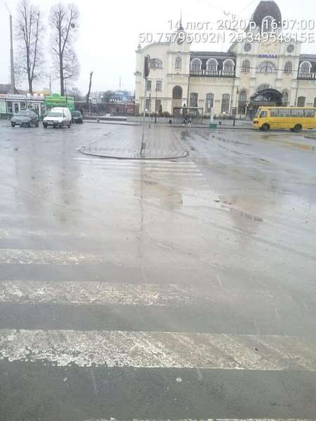 У Луцьку провчили водія, який забруднив дорогу біля вокзалу (фото)