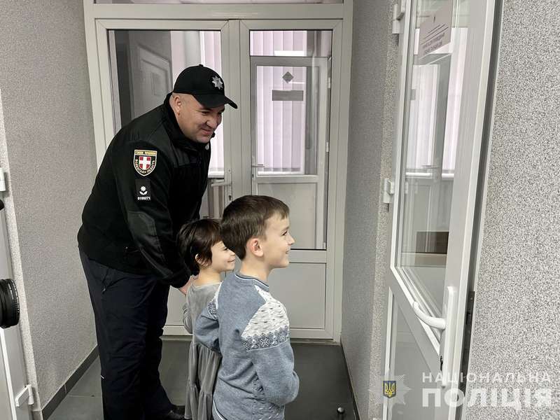 У Луцьку на Миколая дітям загиблого поліцейського вручили ключі до нової оселі (відео)