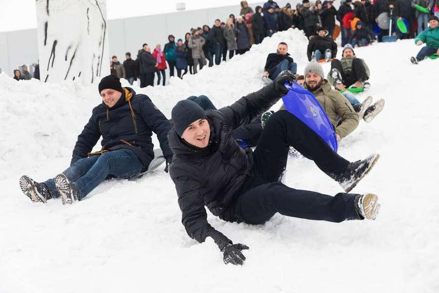 Хутко на роботу, або Як директор Modern-Eхро на сніговій гірці до свята закликав (фото)
