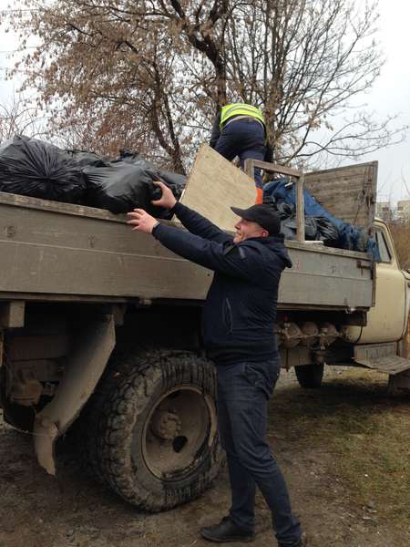 Дві вантажівки сміття: у Луцьку прибрали біля Сапалаївки (фото)