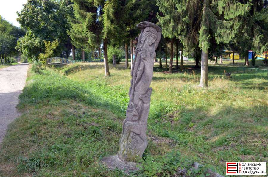 У центральному парку Луцька реставрують скульптури Голованя 