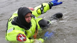 Луцькі рятувальники випробували спорядження для роботи в крижаній воді (фото)