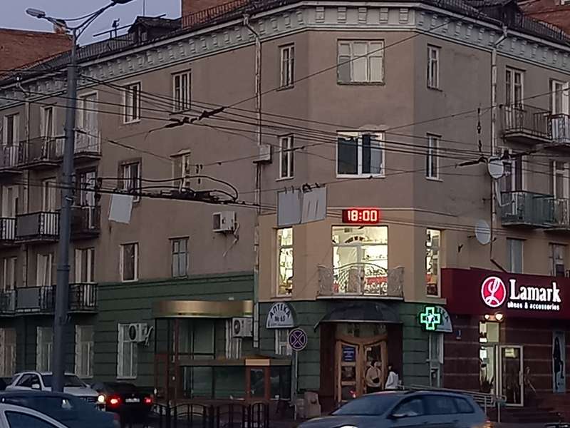 Годинники у центрі Луцька показують «московське врємя» (фото)