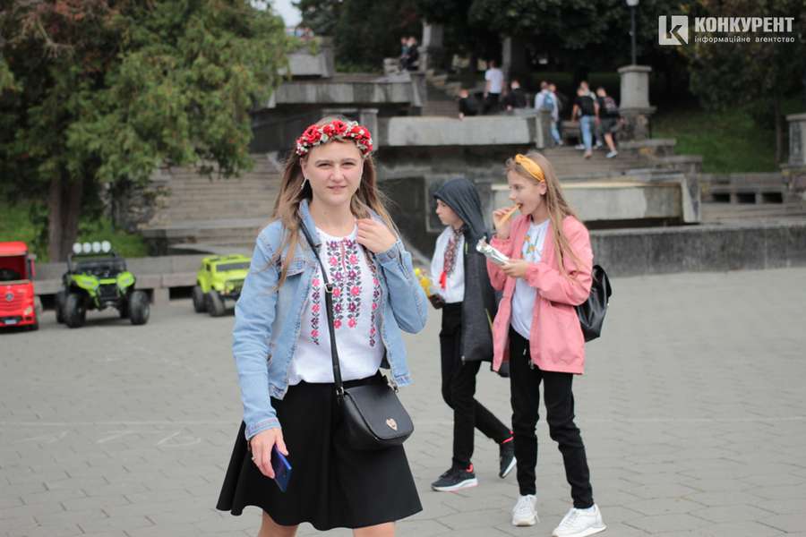 Друзі, хот-доги і бантики: як у центрі Луцька розважаються школярі (фото)