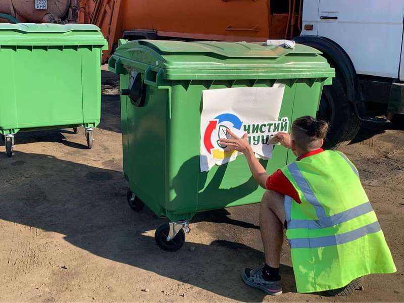 У Луцьку замінять старі сміттєві баки на сучасні контейнери (фото, відео)