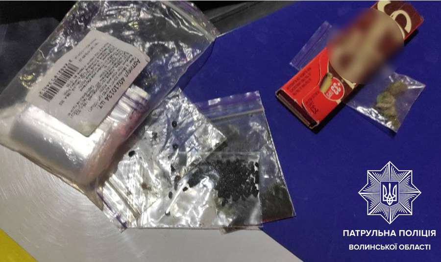 У Луцьку пасажир авто намагався з'їсти пакунки з наркотиками на очах патрульних (фото, відео)