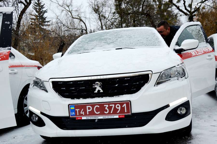 Волинським сімейним лікарям передали 23 автівки Peugeot (фото)