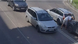 У Луцьку – аварія перед кільцем: Nissan «поцілував» Renault (відео)